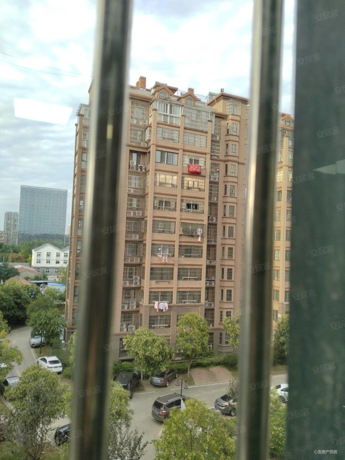 学府名苑车库一楼精装三室两厅两卫122平66万