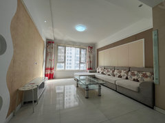 竹海 精装两居 家具齐全 包物业 年租1.6万。