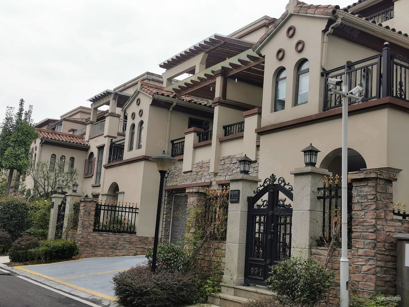 英伦建筑风格的别墅210万 单价8000多 独立车库花园露台,龙溪汉帝顿