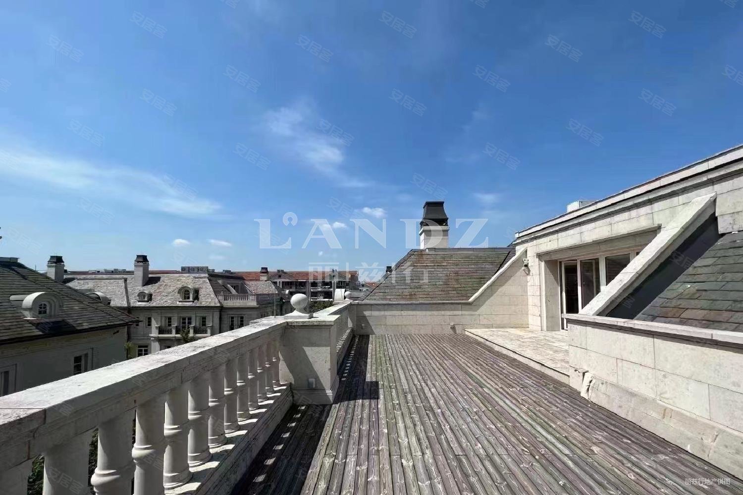 西郊青溪花园4000万装修花费5年全新房带露台阁楼