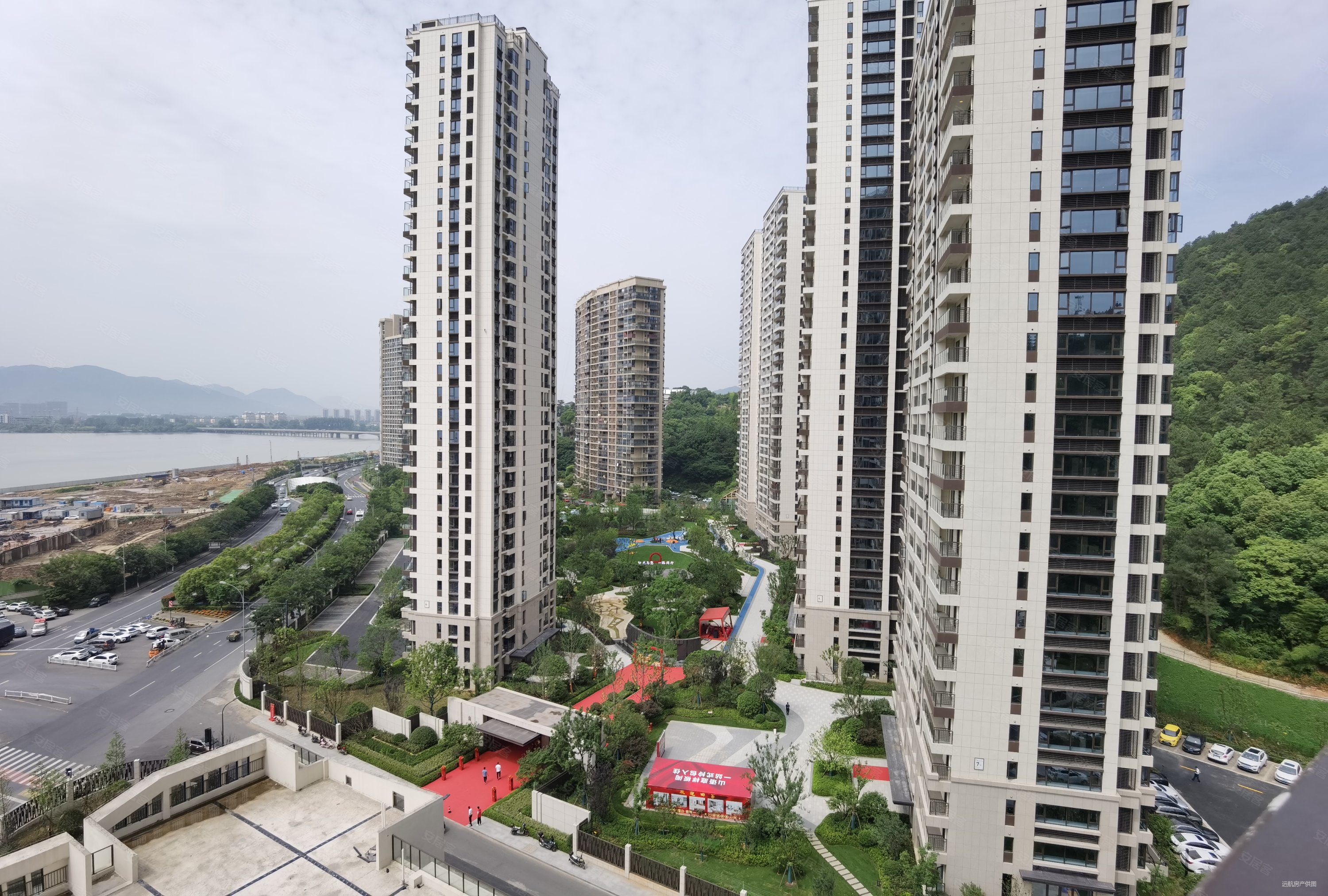 阳光城西郊半岛,视野开阔诚心出售带车位,希尔顿酒店就在前面