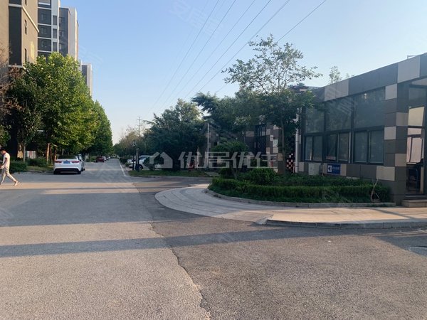 青岛莱西水集香格丽都北京路上 很高端的一个小区 装修很高档 干净