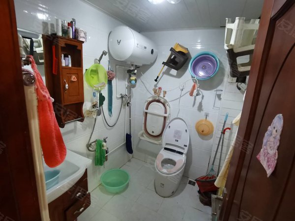 北关小区人民医院西50米带储藏室家具家电齐全拎包入住