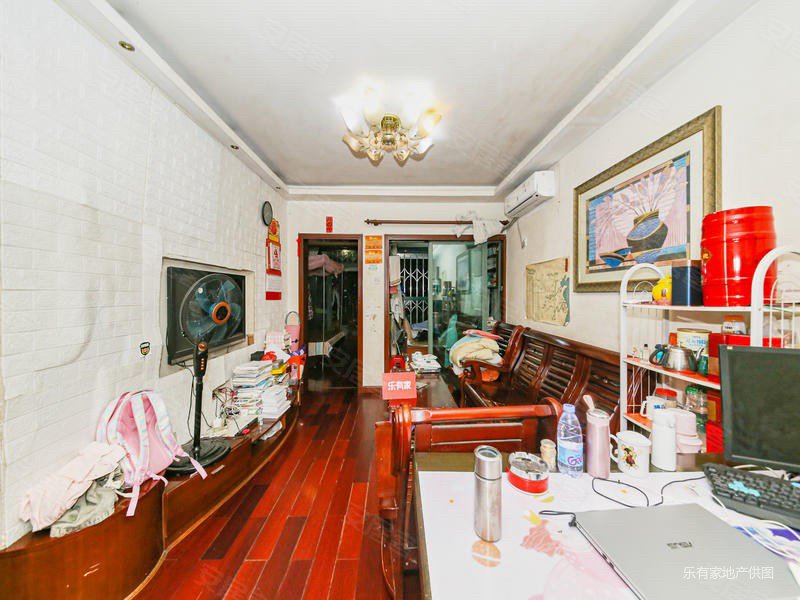 汇港名苑三房带跑马大阳台,看房方便装修不错