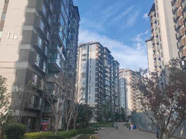 昆明五华高新区实地昆明花鹤翎小高层精装三室新房,家具家电齐全拎包