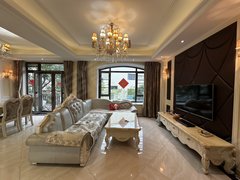 深圳龙华观澜欧式风格别墅，实用260平，拎包入住，带大阳台出租房源真实图片