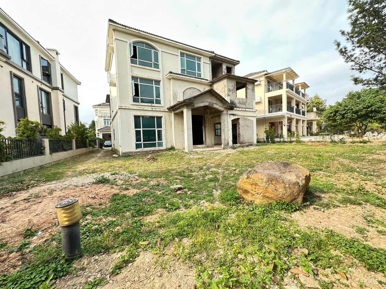 三面大花园,蓝波湾(别墅)二手房,750万,6室2厅,4卫,350平米-惠州安居