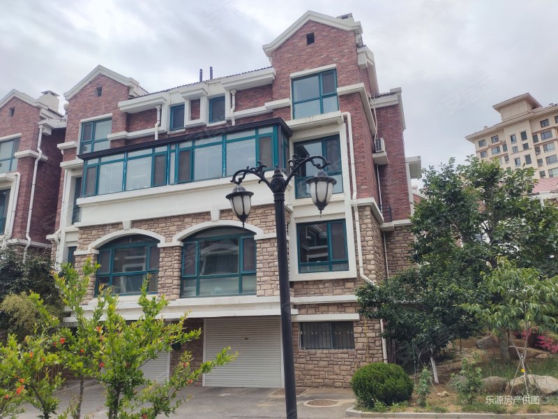 维多利亚 联排别墅共四层 5室3厅3卫 独门独院 地上大车库