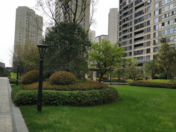 绍兴柯桥柯桥金地湖城大境金地自住精装修,大四房家电齐全,双阳台出租