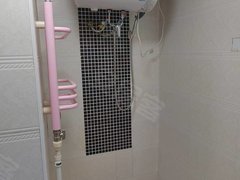 海拉尔河西伊仕丹购物广场呼大附近龙凤学府花园电梯公寓，一年13000包物业供暖。出租房源真实图片