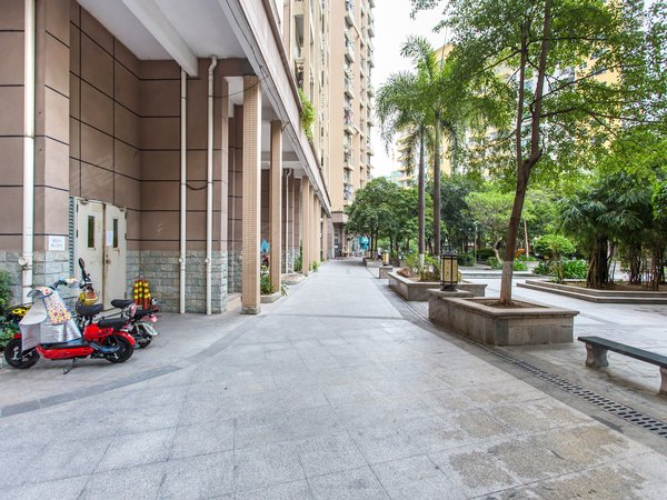 深圳宝安西乡凤凰雅居12号地铁口,看房提前预约,看房方便,家私可以