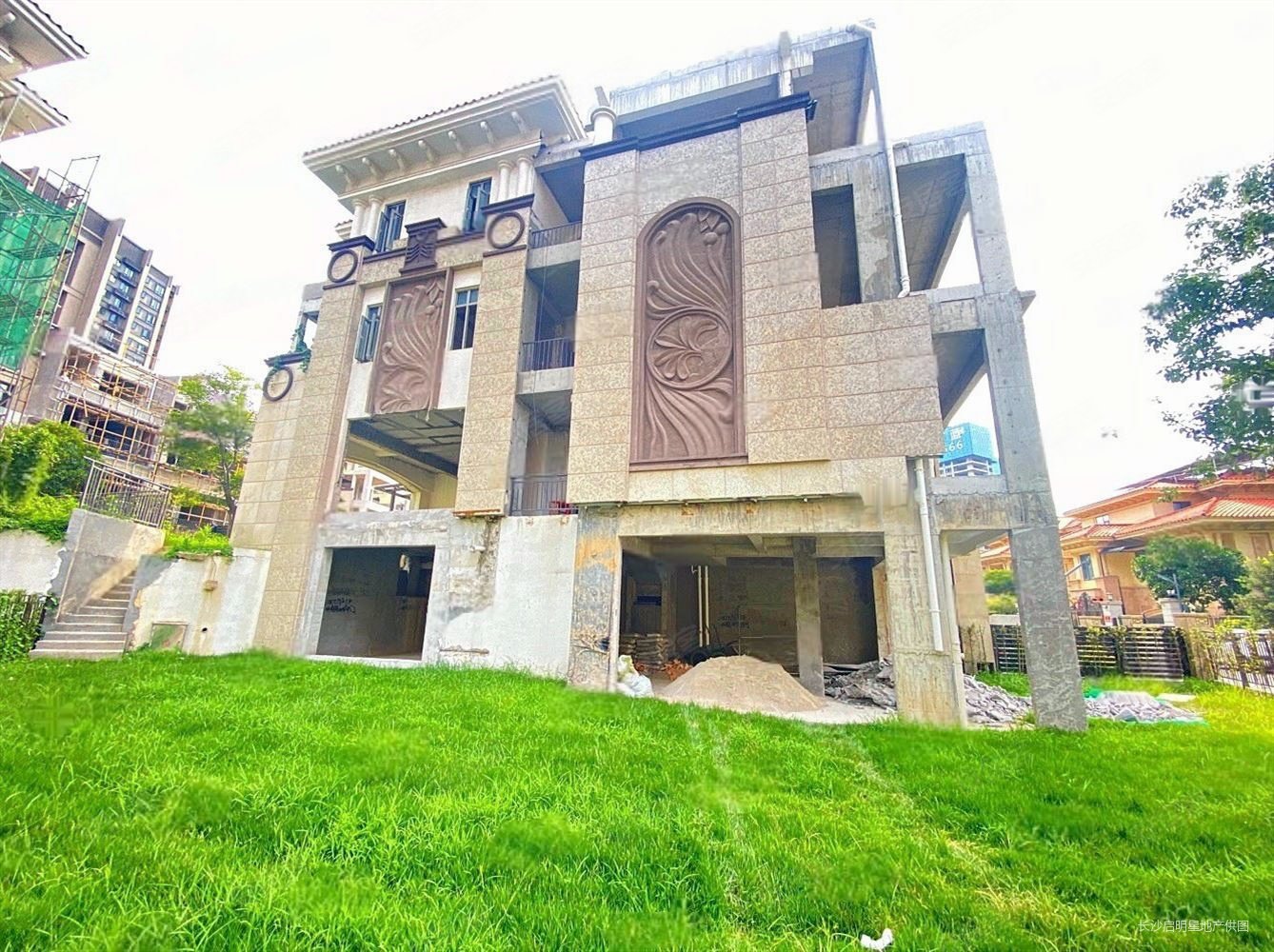 联排边户,使用面积约483平米,近400平花园,长沙玫瑰园(别墅)二手房