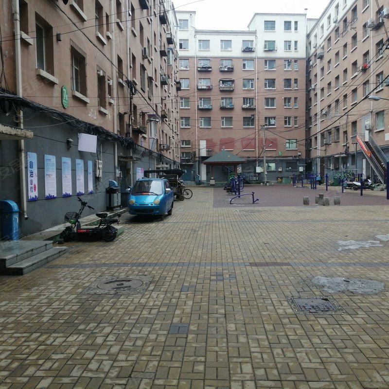 小区设施小区中心有娱乐设施,从三马路的门口走,正好进来就是小区