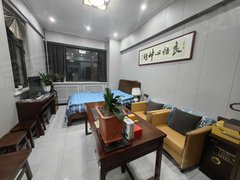 庆阳西峰西峰城区万辉国际：中间楼层，精装修，一室一厅一卫，房子宽敞明亮。出租房源真实图片