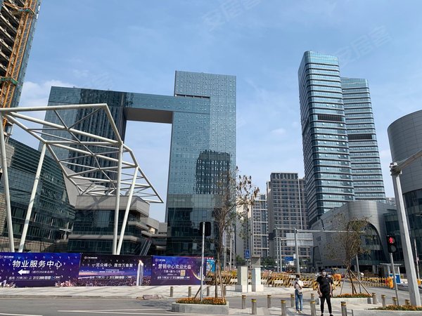 广州番禺万博广晟万博城热租房源 万博地铁上建 复式四房可配齐 可