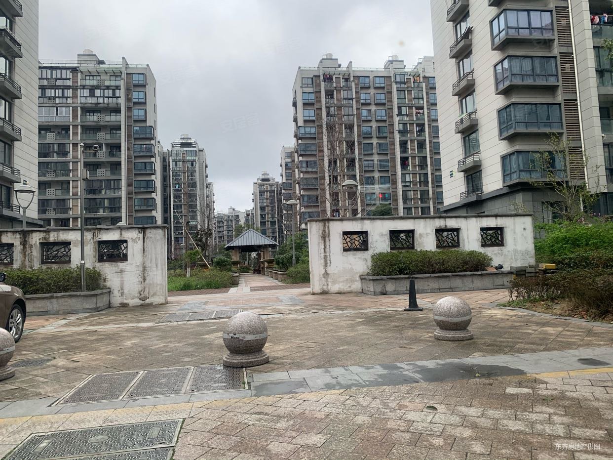 枫林湾小区中间位置好楼层大三房全亮间全新毛坯未出租