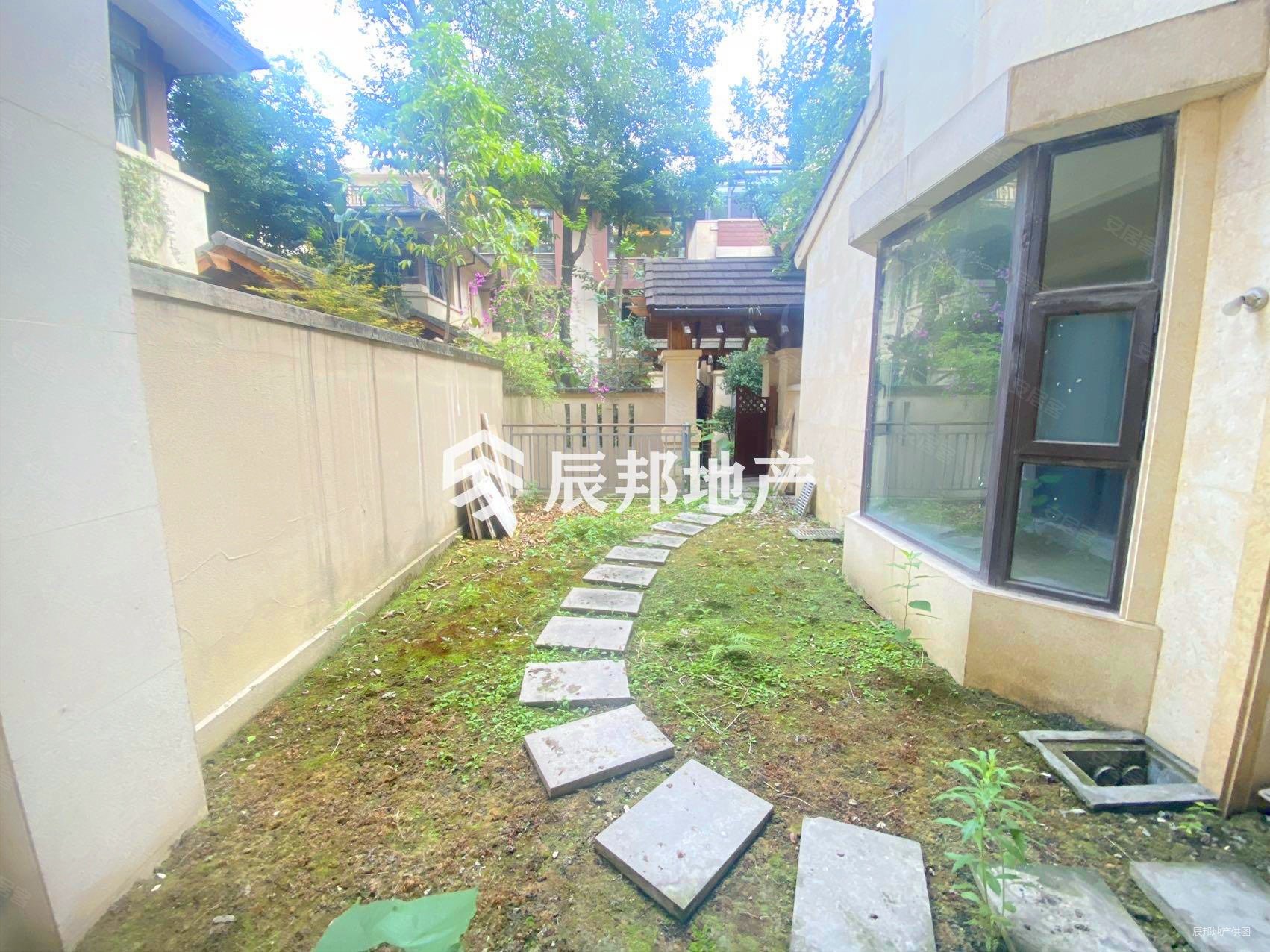 带车库,美城悦荣府(东区别墅)二手房,750万,5室2厅,4卫,304.