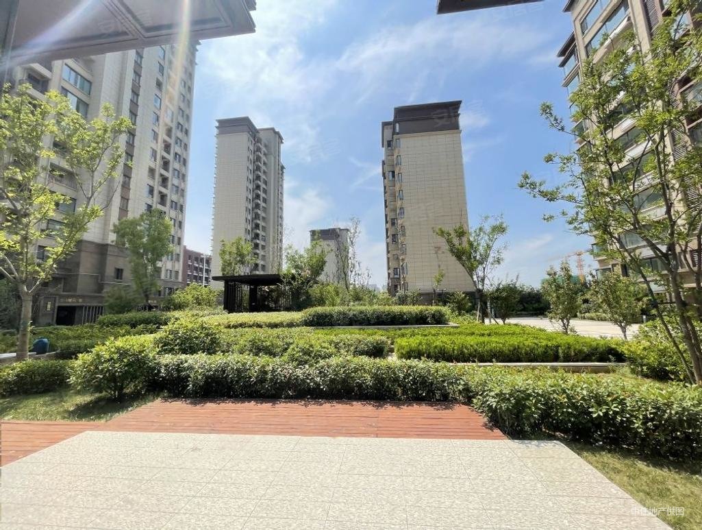 鲁坤天鸿坤园4室2厅2卫149.44㎡南210万