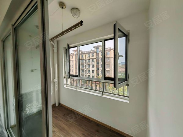 青岛黄岛红石崖尚景嘉园芯恩融合光电尚景嘉园旁精装套二出租家具家电