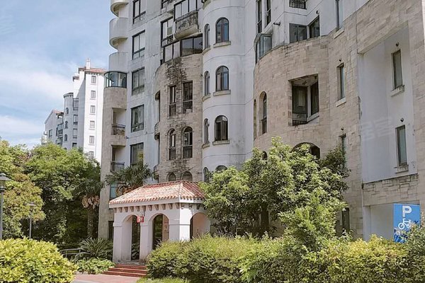 城市经典高迪小区设施有哪些?怎么样,好不好_杨俊豪解读:车位充足按1: