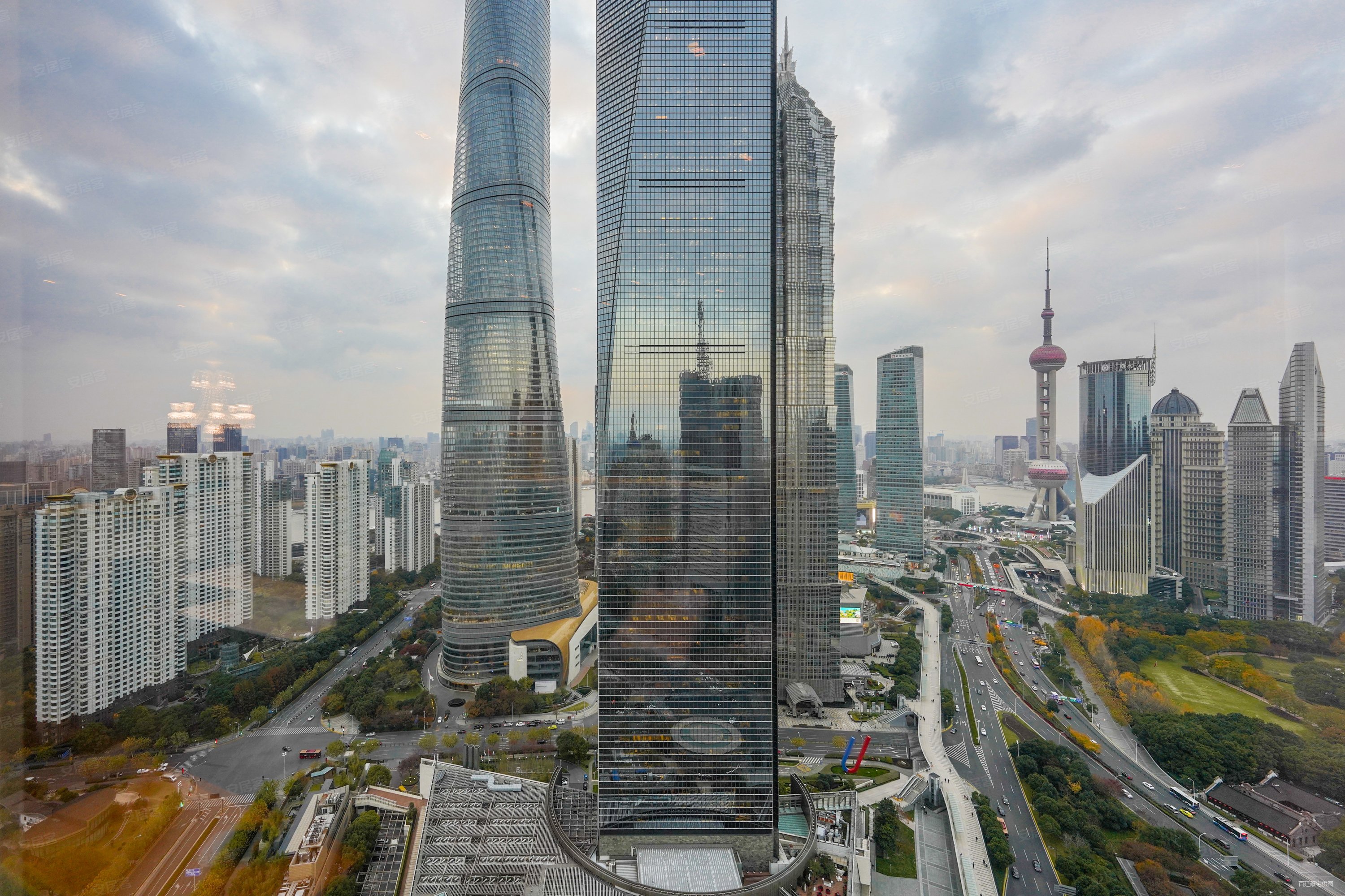 二十一世纪中心大厦3室2厅4卫322.96㎡西南6400万