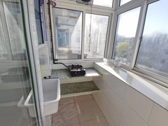 丹东振兴六纬路小学学区安东老街附近 步梯中层 设施齐全有空调 有钥匙看房方便包取暖出租房源真实图片