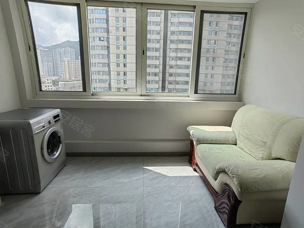 连云港连云平山东方海逸豪园院前小学对面东方海逸豪园,精装两室房子