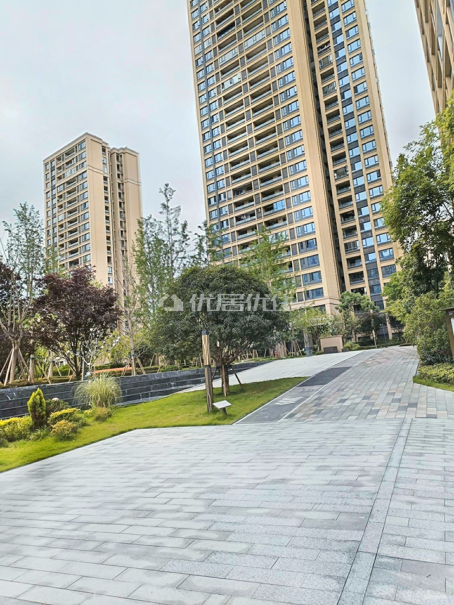 朝向南北中交中央公园悦颂190万元104平毛坯3室