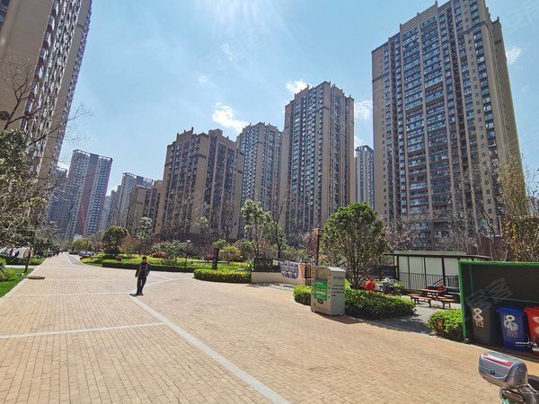 昆明西山前卫营润城八区润城八区 3室 电梯房 100平 精装修 带全套