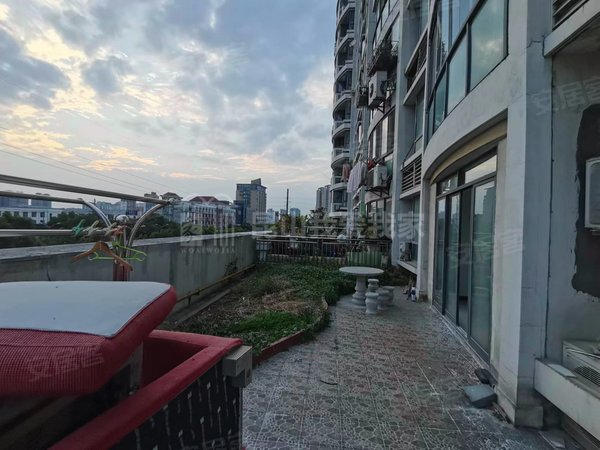 昆山玉山老城区上海公馆(昆山)金鹰旁 带个大花园 精装电梯房 上海