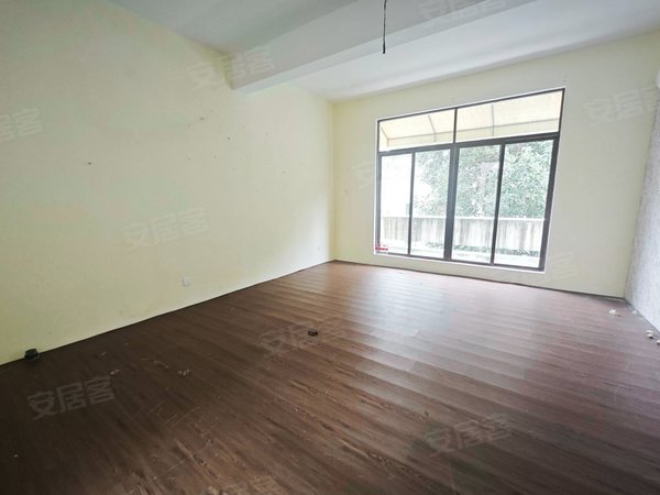 带独立院子带大露台 停车方便 万和公馆