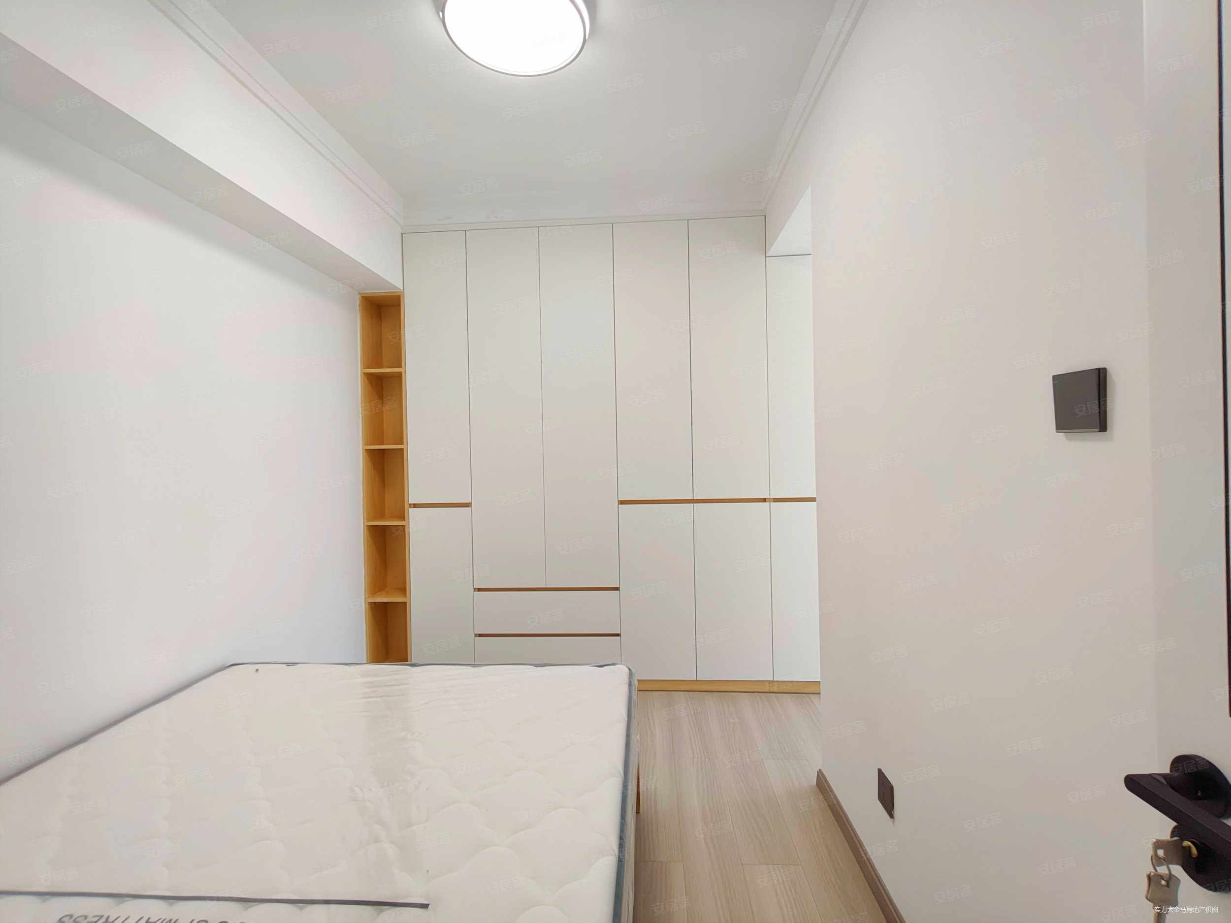 昆华苑浅山逸城6室3厅4卫237㎡南北136万