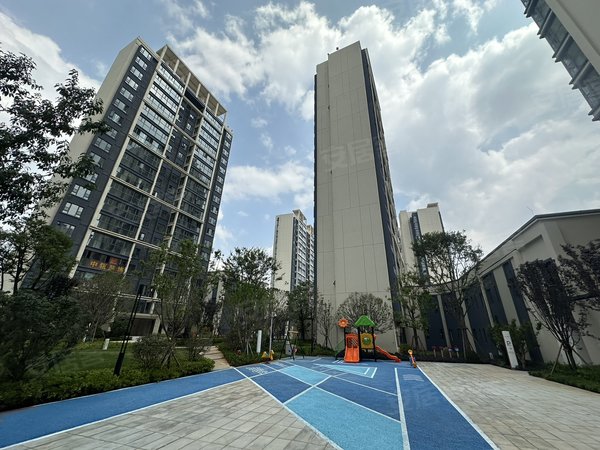 昆明呈贡建工新城俊发蓝湖俊园豪华装修 干净清爽 每月1350元 带全新