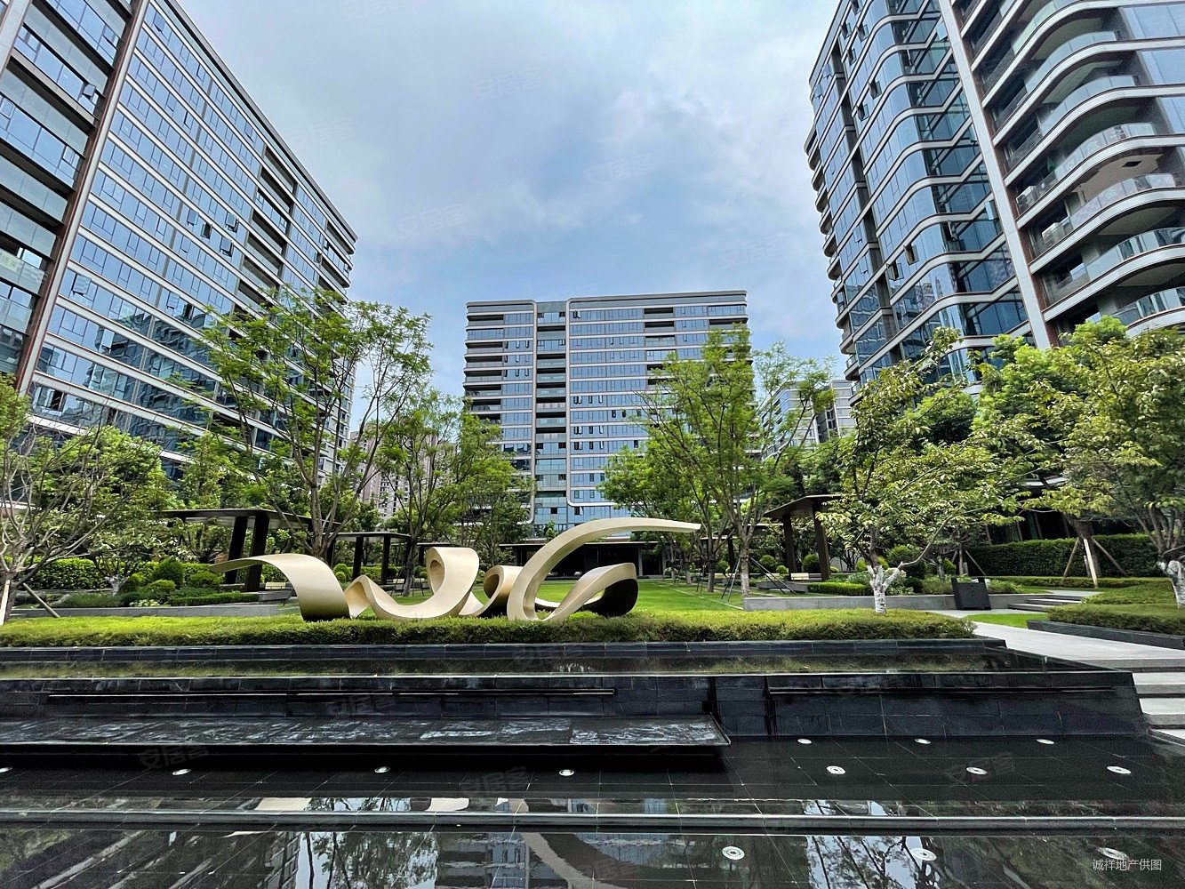 重庆融创壹号院(一期)4室2厅2卫164.79㎡南北289.8万