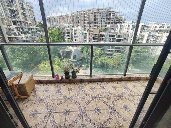 深圳宝安西乡中粮澜山停车方便,大型花园小区住家舒适安静,交通便利
