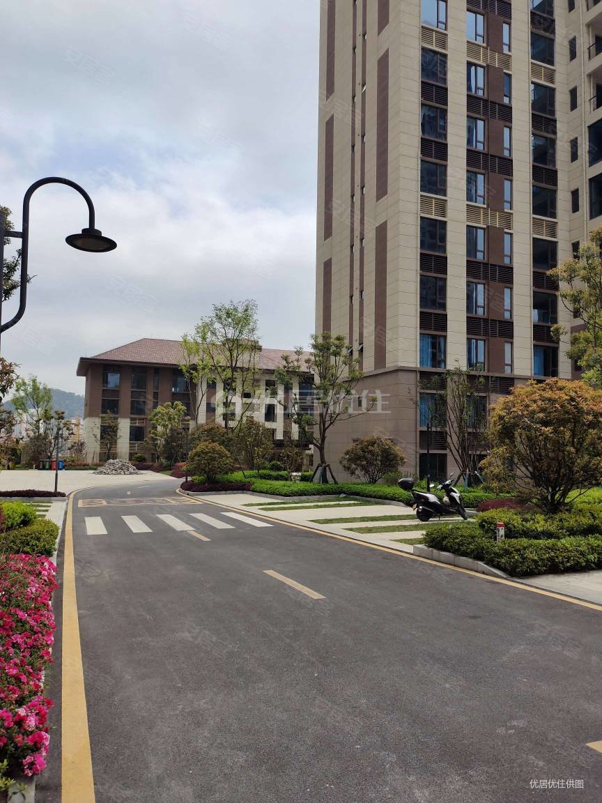 印象花溪108平产权满二88万关门卖