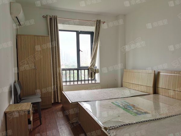 福州晋安五四北三木城b区出门就是地铁,对面就是i33广场,比邻永辉超市