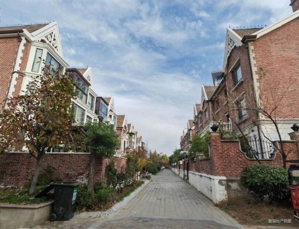 随时看房,鼎峰英伦花园二手房,720万,5室2厅,3卫,310平米