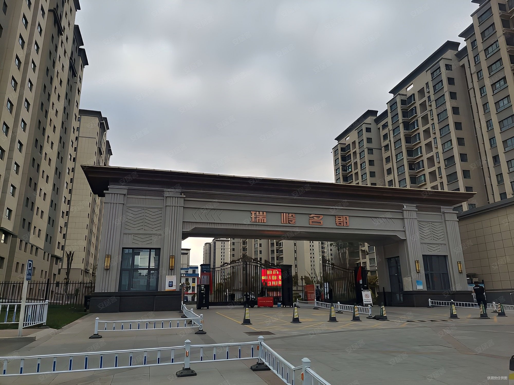 兰州新区繁华地段名郡东区 中间楼层 3室 产权清晰 支持按揭,瑞岭名郡