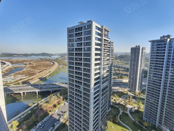 杭州临安临安城区湖山壹品苑一品苑三房出租,景观房,超大双阳台,拎包