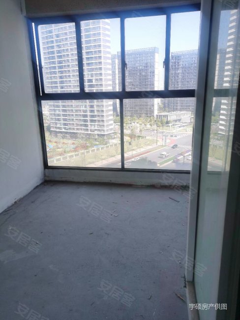 建发中泱天成中间楼层清水毛坯三室两厅两卫
