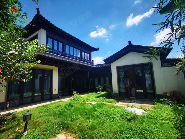 杭州临安青山湖绿城桃李春风(别墅)沿水系的精装别墅出租,花园200平