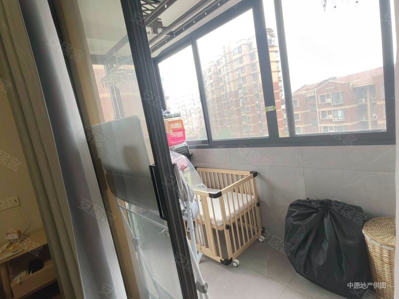 小上海新城多年不遇的一套电梯中区全明两房两厅两卫!南面是花园