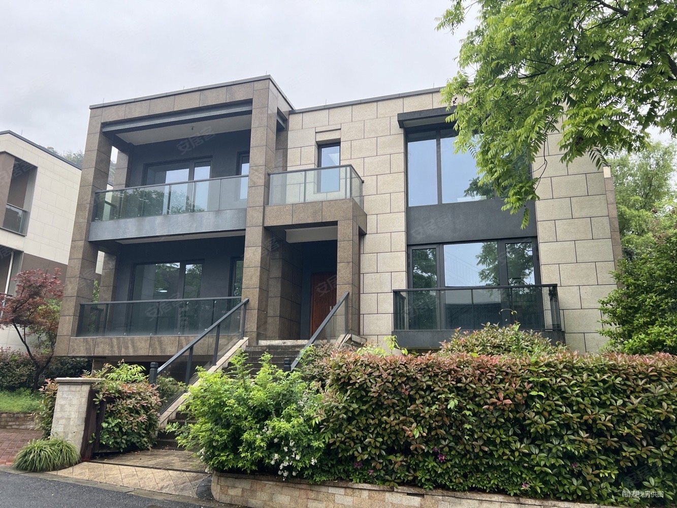 滨江湖光山社(别墅)5室3厅5卫653.1㎡南1300万