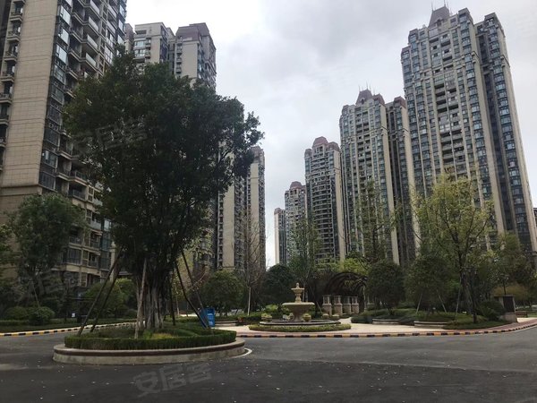重庆渝北照母山恒大世纪城小区暂时没收停车费,房子全新家私电器第一