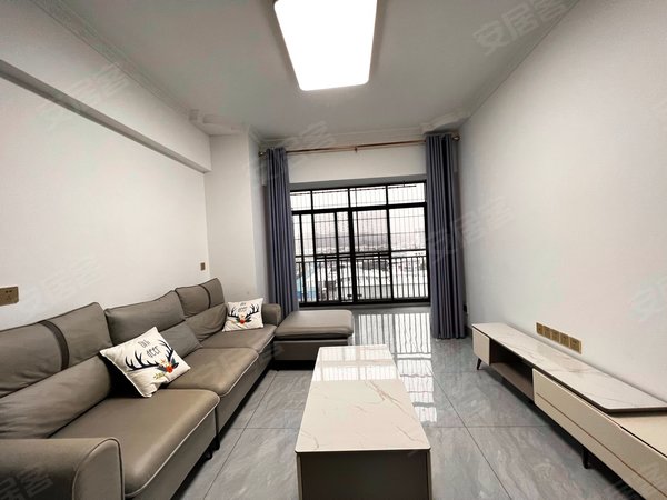 南宁西乡塘安吉鸿彦苑大阳台哦,业主配的都很奈斯,创业地铁口附近