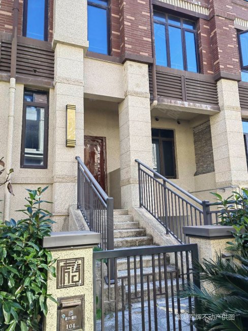 新华御府大别墅送车库储藏室院子实际面积300平方