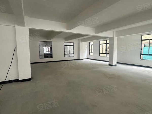 汕头龙湖新溪镇西南村自建房新溪下九合路边整栋,可分租,每层350平,有电梯,停车方便出租房源真实图片