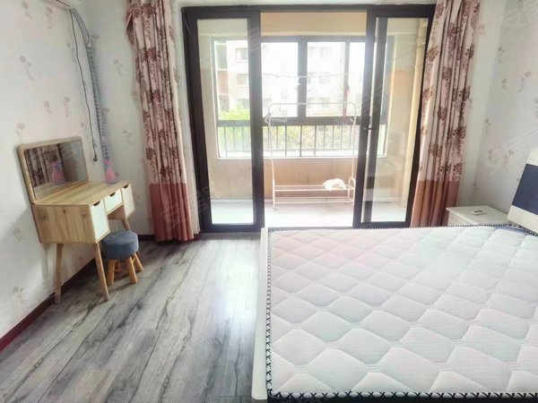八号公馆精装卧室朝南带阳台近地铁奥体儿童医院月付