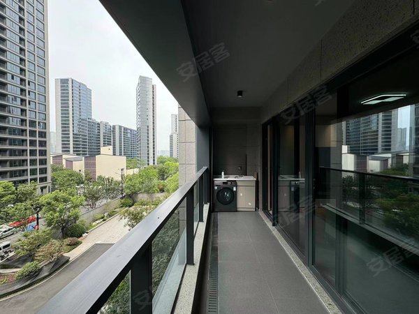 城四区桂冠东方四房出租家具家电齐全,领包入住,地暖空调绿城品质有卡